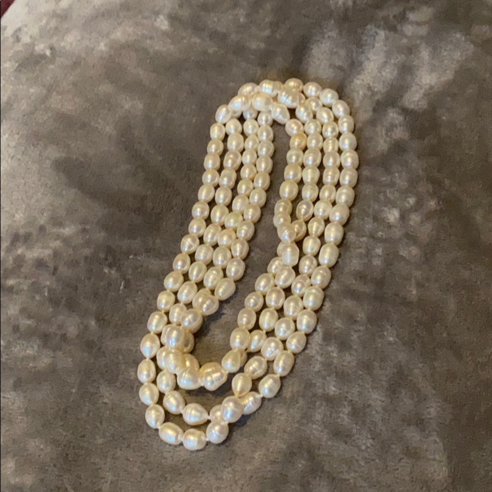 Freshwater Pearl Necklace 30 in + free gift!